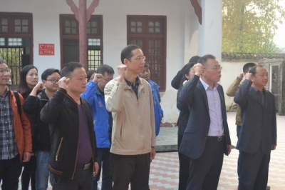 应城广电新闻工作者赴鄂中革命烈士纪念馆过别样记者节