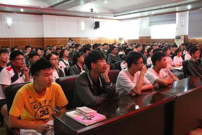 法制、安全讲座及健康辅导进应城一中
