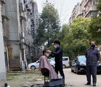 应城 | 小区义务理发师“阿顺”:“希望疫情早点过去，一切都能从‘头’开始！”