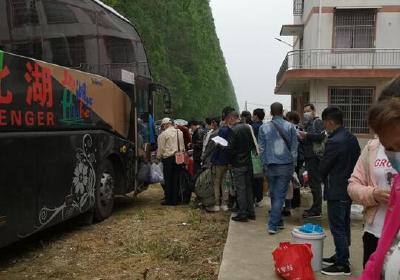 应城|三合镇：企业“一站式”包车输送 帮助农民工返岗复工