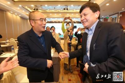 “没接种疫苗的人会吃亏”！张文宏凌晨在汉发声