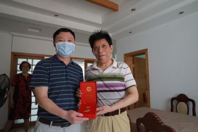 应城市人民医院向老党员颁发“光荣在党50年”纪念章