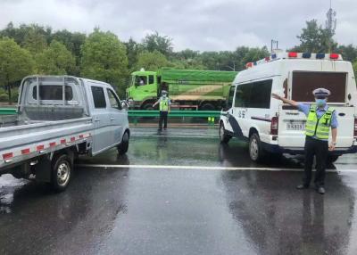 【突降暴雨 全力保畅】孝感交警，我们一直都在