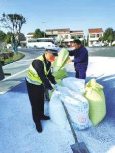  下雪了？原来是纯碱撒落 应城民警一边疏导交通一边收拾现场