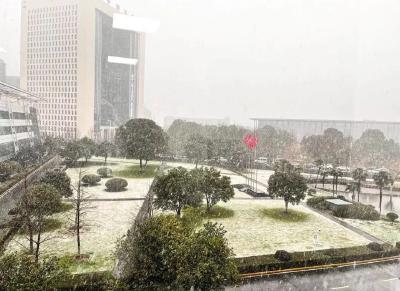 武汉，下雪了！湖北暴雪预警又来了