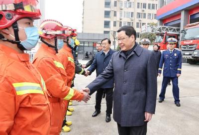 让全省人民欢度喜庆祥和的虎年新春！省委书记、省长大年初一在汉检查督导节日期间综合保障工作