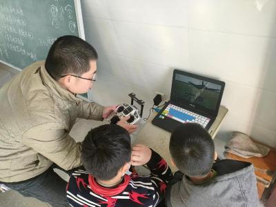 应城陈河镇中心小学航模兴趣班   引领孩子放飞梦想播种希望