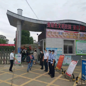 四里棚派出所：开学第一天，民警忙“报到”