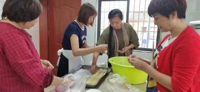 韩湾幸福食堂“饺子香”       志愿者与“夕阳红”共贺重阳