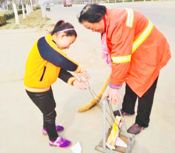 应城市实验幼儿园：“萌宝”争当“小雷锋”