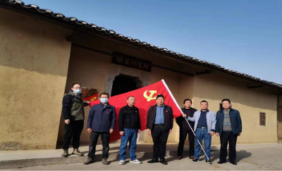 缅怀导弹英雄  弘扬革命精神   杨岭教职工杨业功旧居受教育