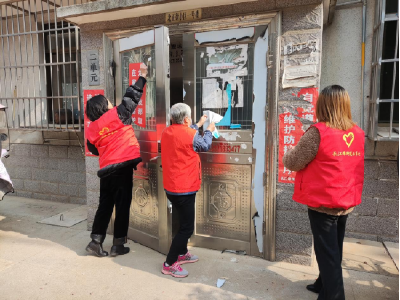 长江埠白布街社区：清理破旧标语广告 助推人居环境整治