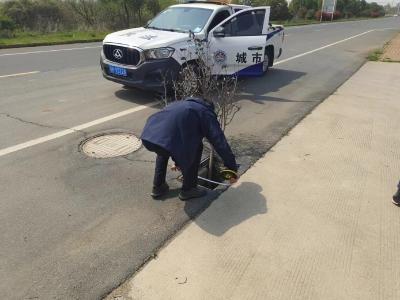 应城城北街道：及时更换破损井盖   解决群众诉求