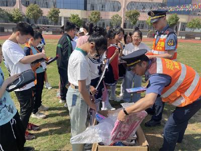 交警进校园送上“大礼包”