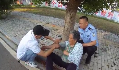 应城天鹅：老人倒地不起，民警迅速救助