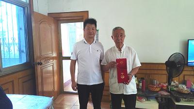 城中月圆社区走访慰问光荣在党50年老党员