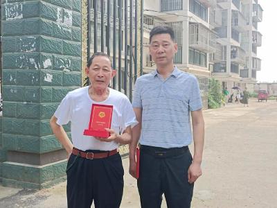 杨河镇为老党员颁发“光荣在党50年”纪念章