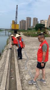 应城城中新河社区志愿者成功劝返河边玩水孩童