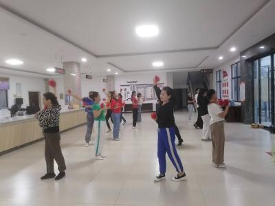 应城汤池镇组织广场舞排练活动迎“两节”