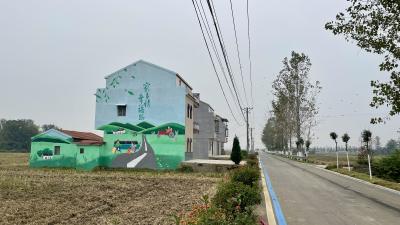 天鹅镇墙体彩绘为“四好农村路”增色添彩