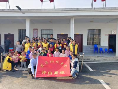 武汉科技大学志愿者回访应城市江河村留守儿童