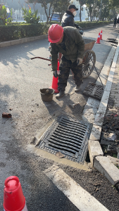 应城4条街道雨水井盖换新颜