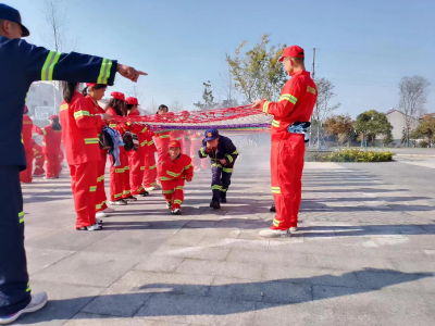 应城市长江埠街道盐厂幼儿园举行消防亲子运动会