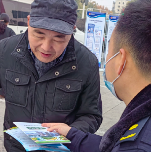 应城城管执法局积极参与宪法日宣传