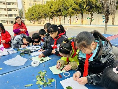 应城市实验小学举行叶贴画比赛活动