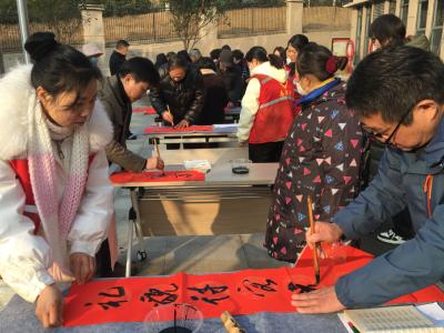 应城书法家协会进社区为居民写春联送祝福