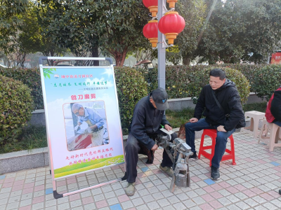 应城城中街道月圆社区志愿服务点亮“年货节”