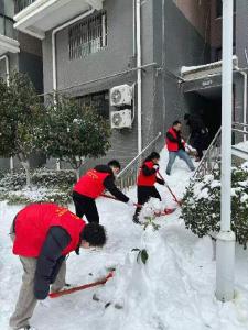 应城市人民医院组织志愿者开展社区清雪除冰活动