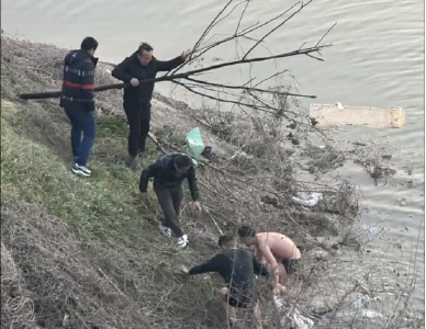 危急时刻！他们3人陆续跳下冰河接力救人成功