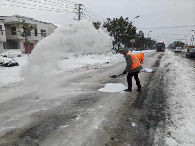 应城市公路局：迎风战雪 冲锋在前 昼夜奋战 守护平安路