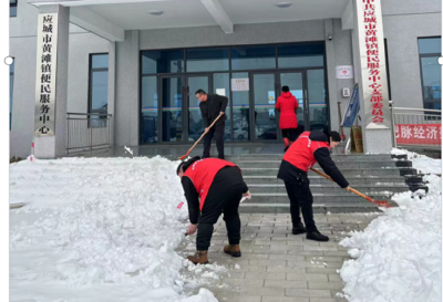 黄滩镇退役军人志愿者除冰铲雪保畅通