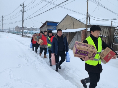 陈河镇为滞留高速路口司乘人员雪中送温暖