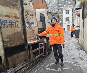 应城：做好垃圾投放点除冰除雪    确保生活垃圾及时分类收运