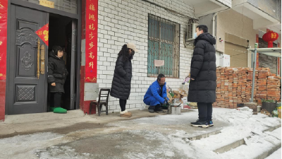 应城城中碾屋社区：“敲门行动”守护弱势群体冬季安全