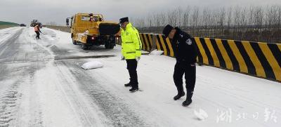 应城公安交警：迎风雪战冰冻 疏堵保畅护安宁