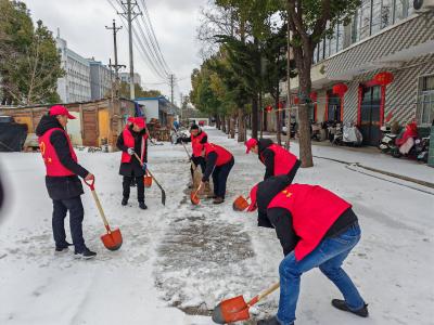 扫雪除冰保畅通   应城教育在行动