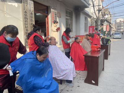 长江埠“情暖社区 爱心义剪”志愿服务在行动
