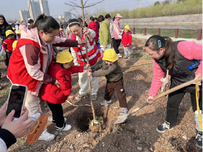 应城市城中街道工农路社区携手幼儿园开展植树节志愿服务活动