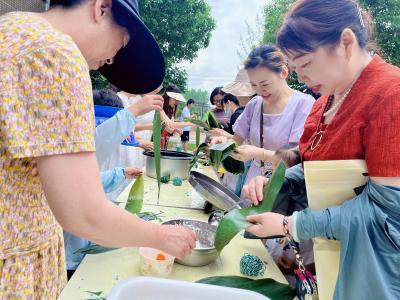 应城城中街道星星社区举行“粽叶飘香迎端午”包粽子活动