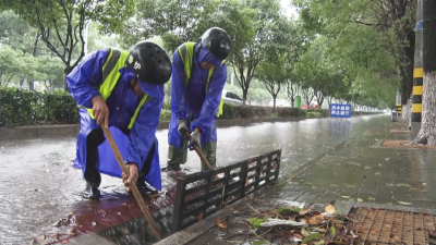 强降雨来袭 市城管部门积极应对抢排渍水