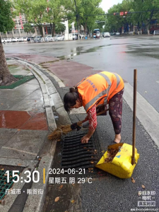 应城环卫“闻汛而动”    保障中考期间道路整洁畅通