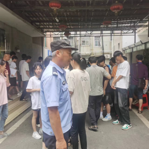 你中考 我护航   应城市杨岭派出所民警为杨岭学子护航中考