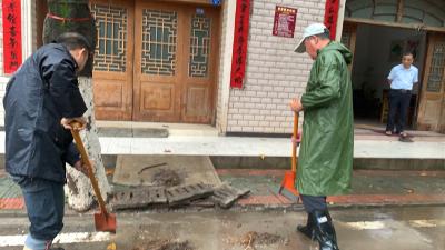 应城新河社区清理降雨积水保障居民出行