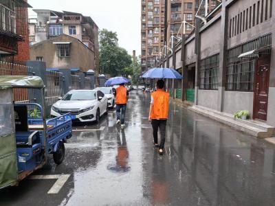 应城社区志愿者开展暴雨天气安全隐患排查