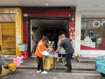 严把夜市燃气安全关    守护夏日“防火墙”