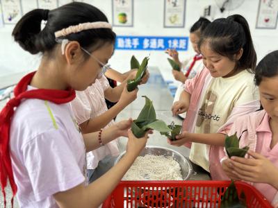 应城市四里棚中心学校：粽香飘端午  情暖留守儿童心